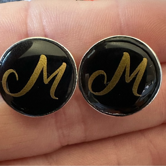 unspecified Jewelry - Retro M initial earrings in black and gold